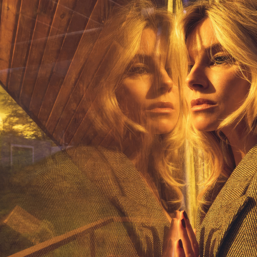 Актриса Сиенна Миллер отражает в окне