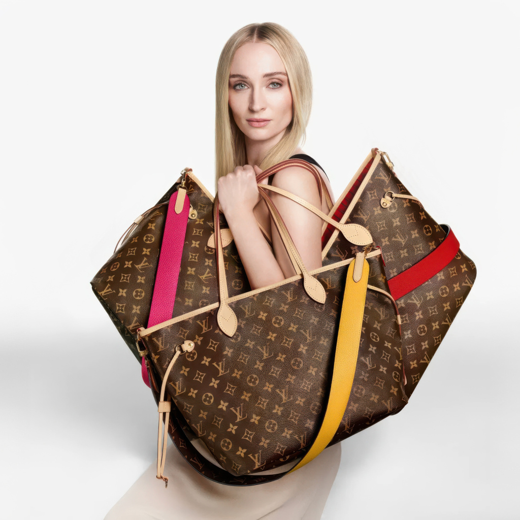 Актриса Софи Тернер с тремя сумками Луи Виттон