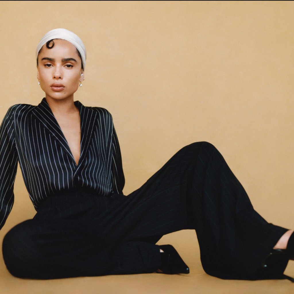 Актриса Зои Кравиц сидит на полу