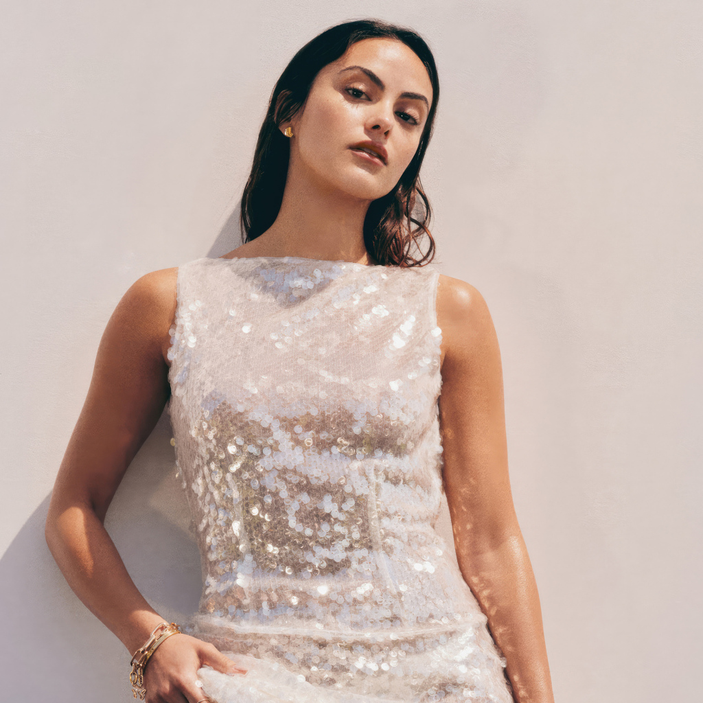 Американская актриса Камила Мендес в блестящем платье