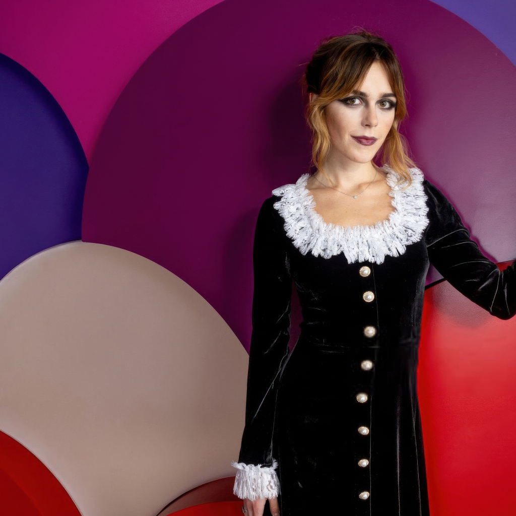 Американская актриса Кирнан Шипка на разноцветном фоне