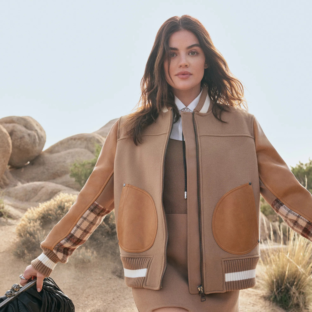 Американская актриса Люси Хейл у камней