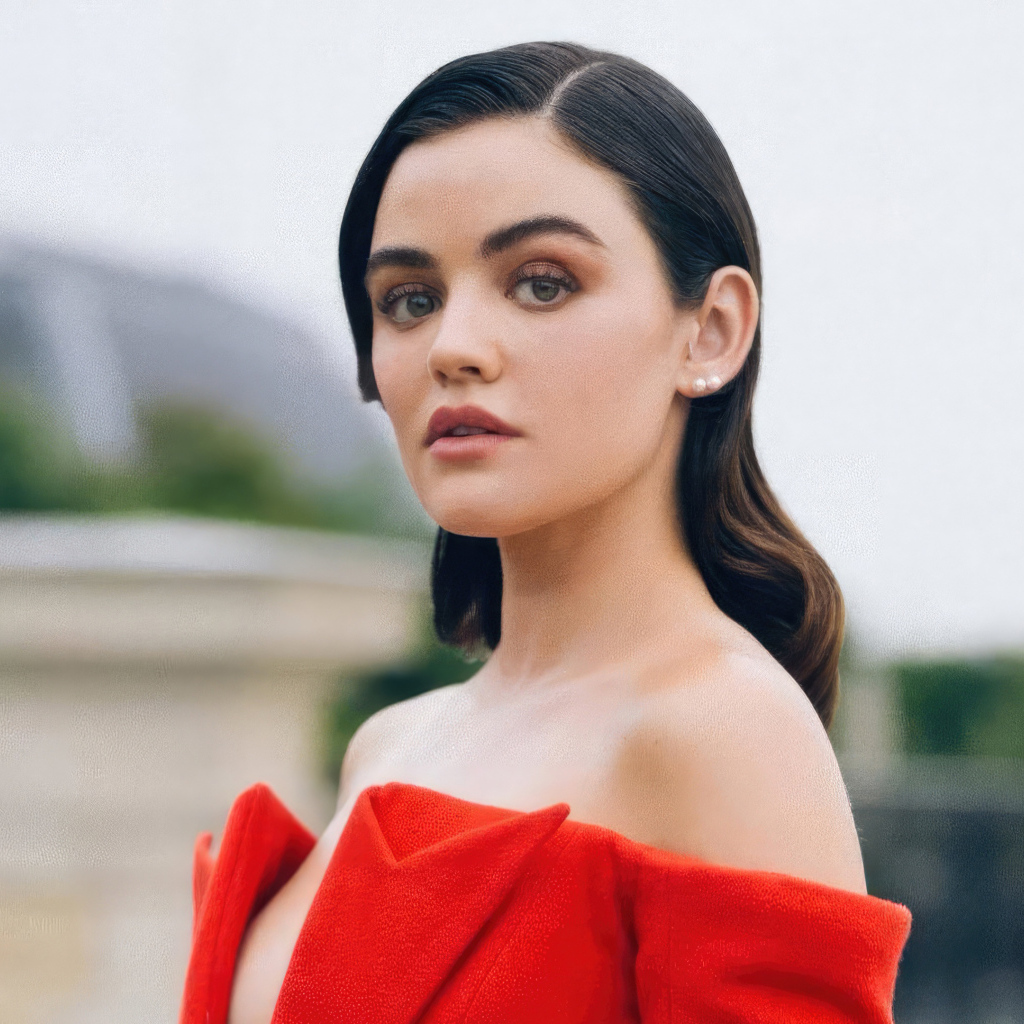 Американская актриса Люси Хейл в красном наряде