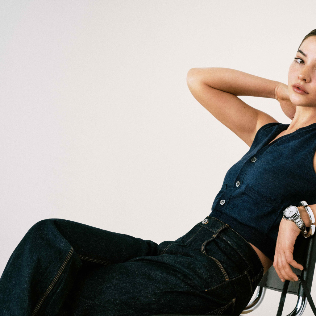 Американская актриса Мэдлин Клайн сидит на стуле