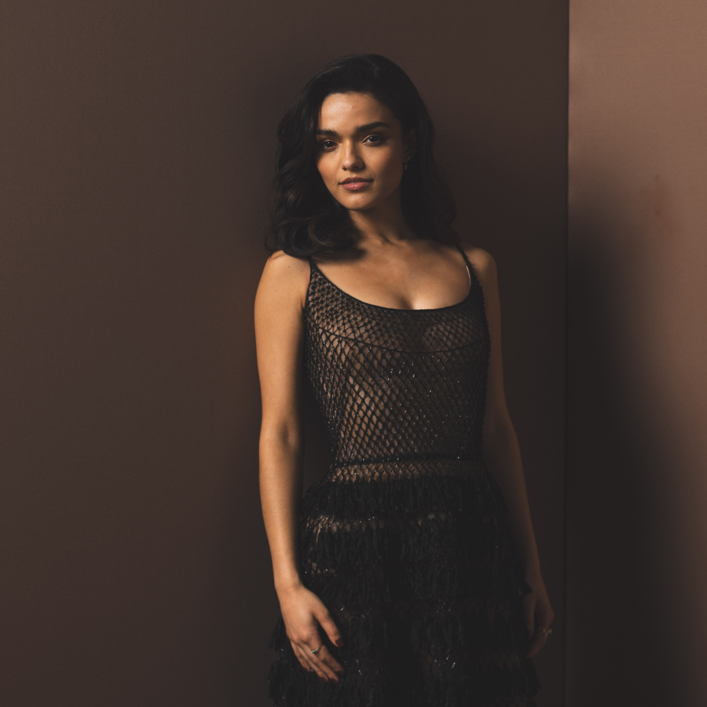 Американская актриса Рэйчел Зеглер стоит у стены