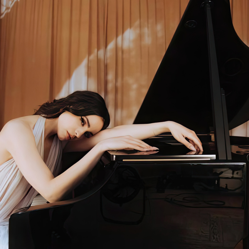 Американская актриса София Карсон с роялем