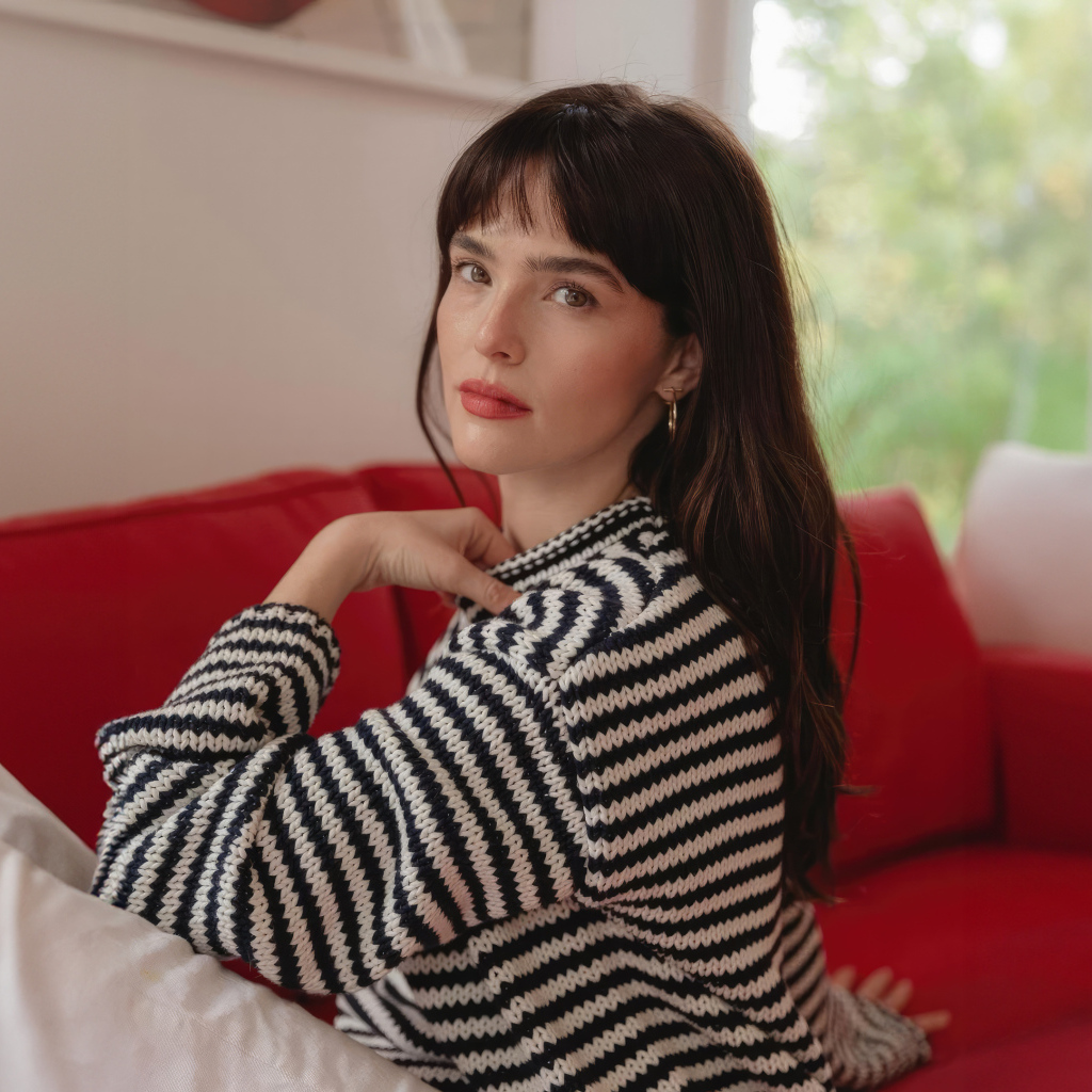 Американская актриса Зои Дойч в полосатом свитере