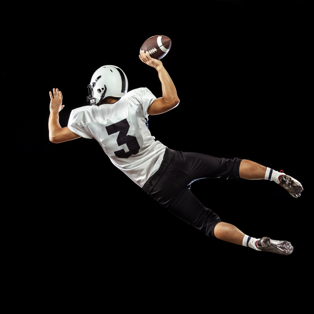 Игрок в американский футбол на черном фоне