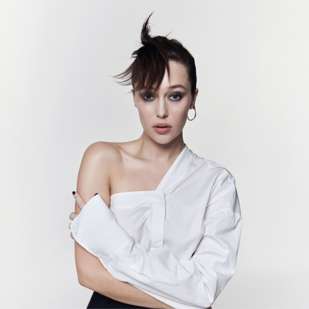 Австралийская актриса Алиша Дебнем-Кэри в белой рубашке