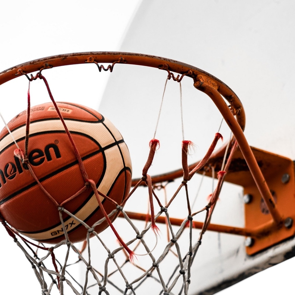 Мяч в сетке баскетбольного кольца