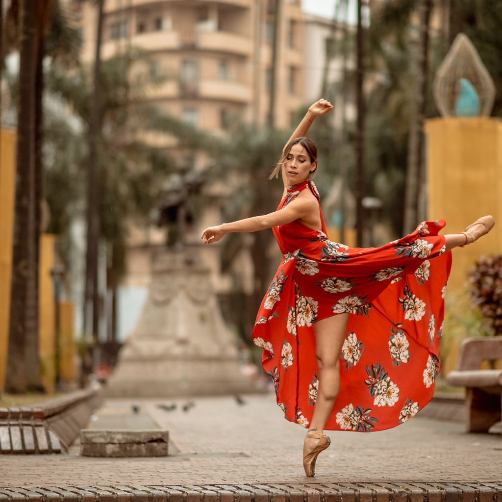 Балерина в красивом платье танцует
