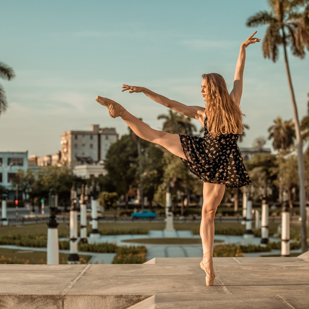 Балерина в лучах солнца у стены