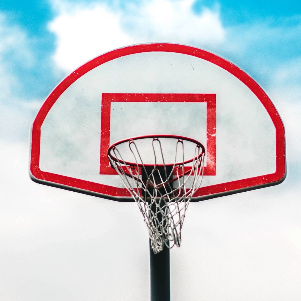 Баскетбольное кольцо на фоне белых облаков