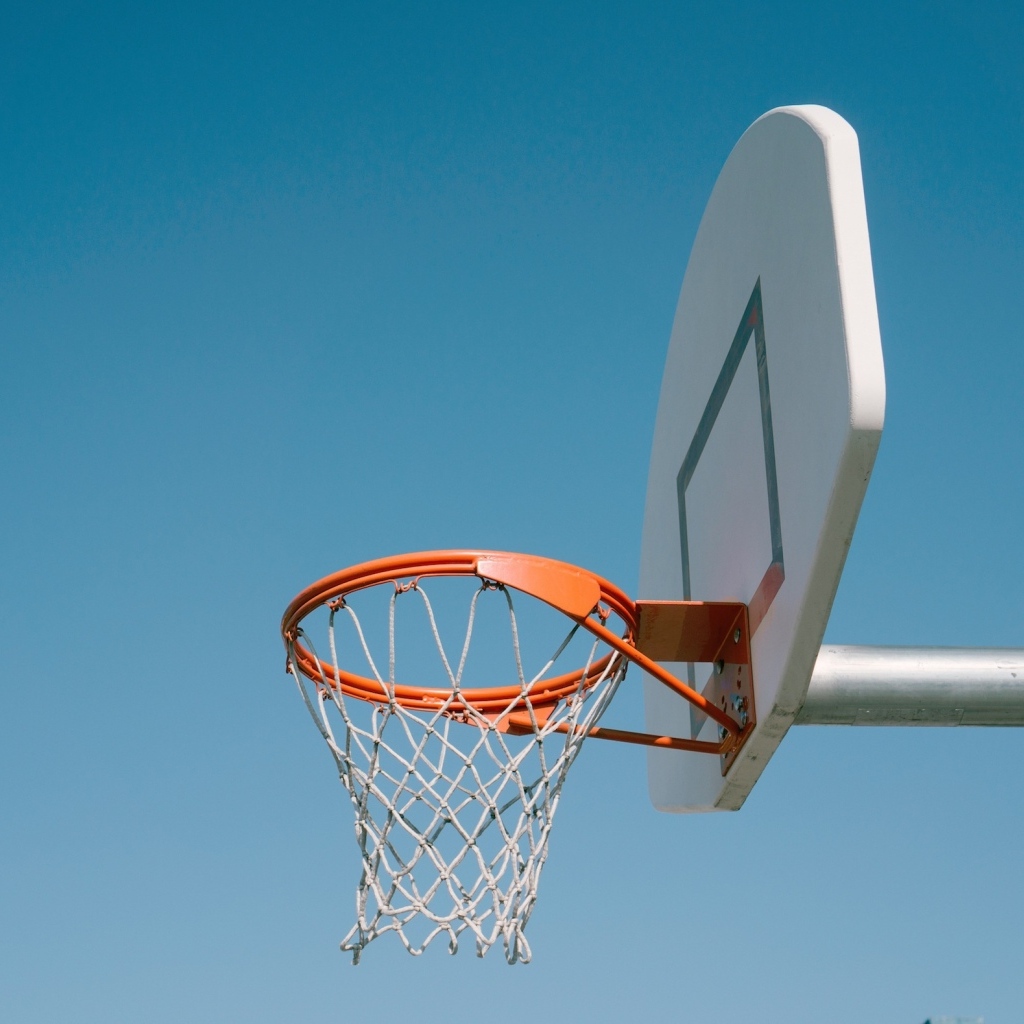 Кольцо для игры в баскетбол на фоне голубого неба