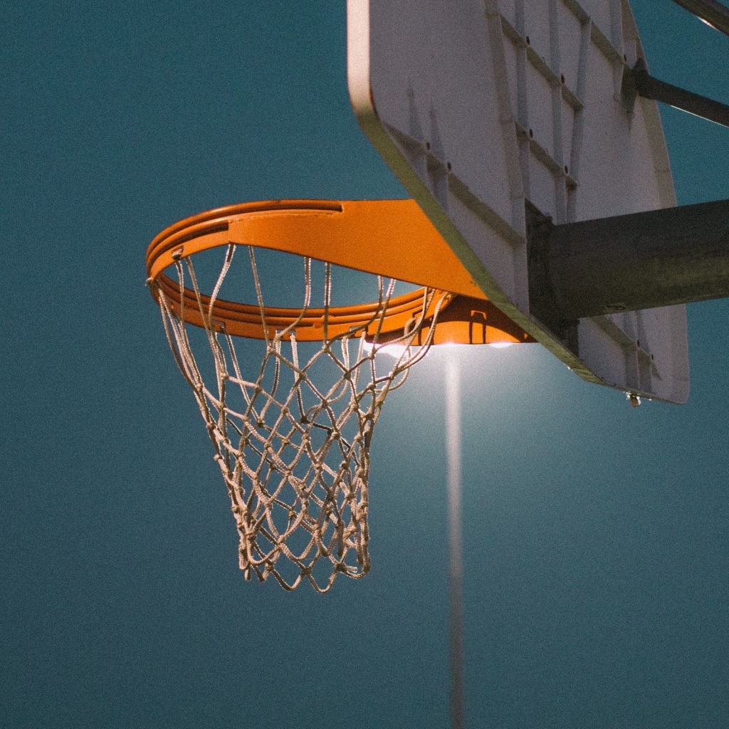 Баскетбольное кольцо в свете фонаря