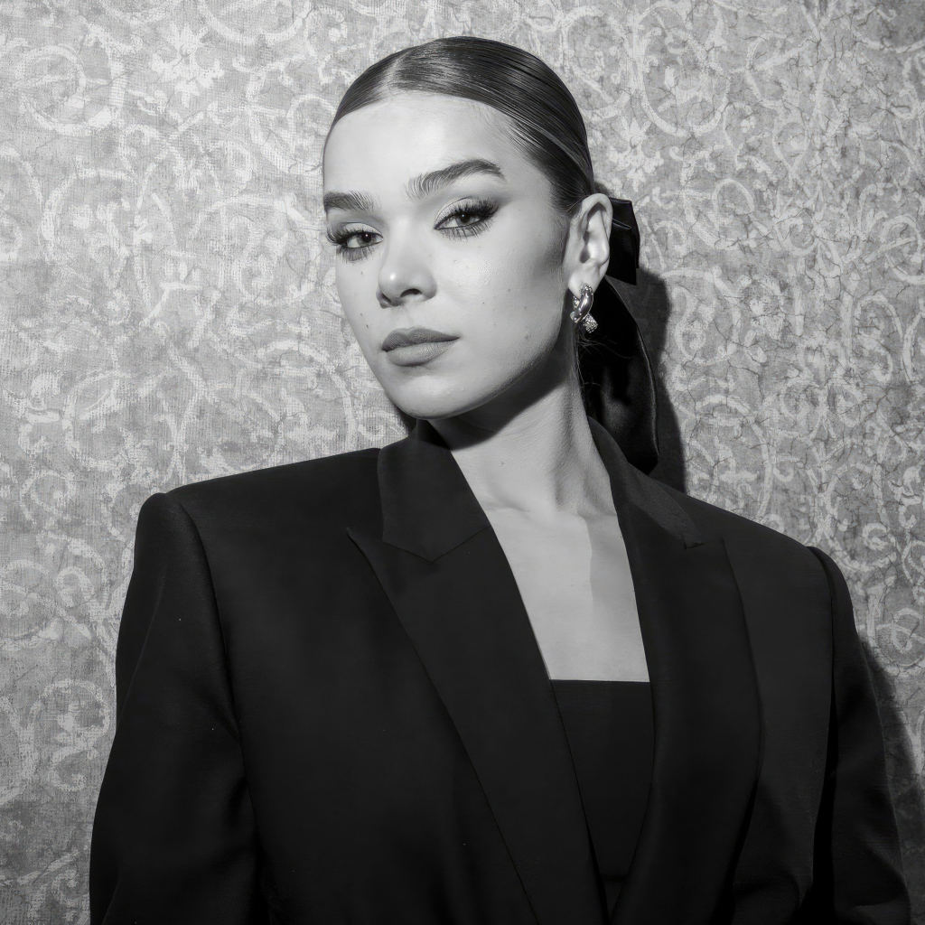 Красивая американская актриса Хейли Стейнфилд в черном костюме