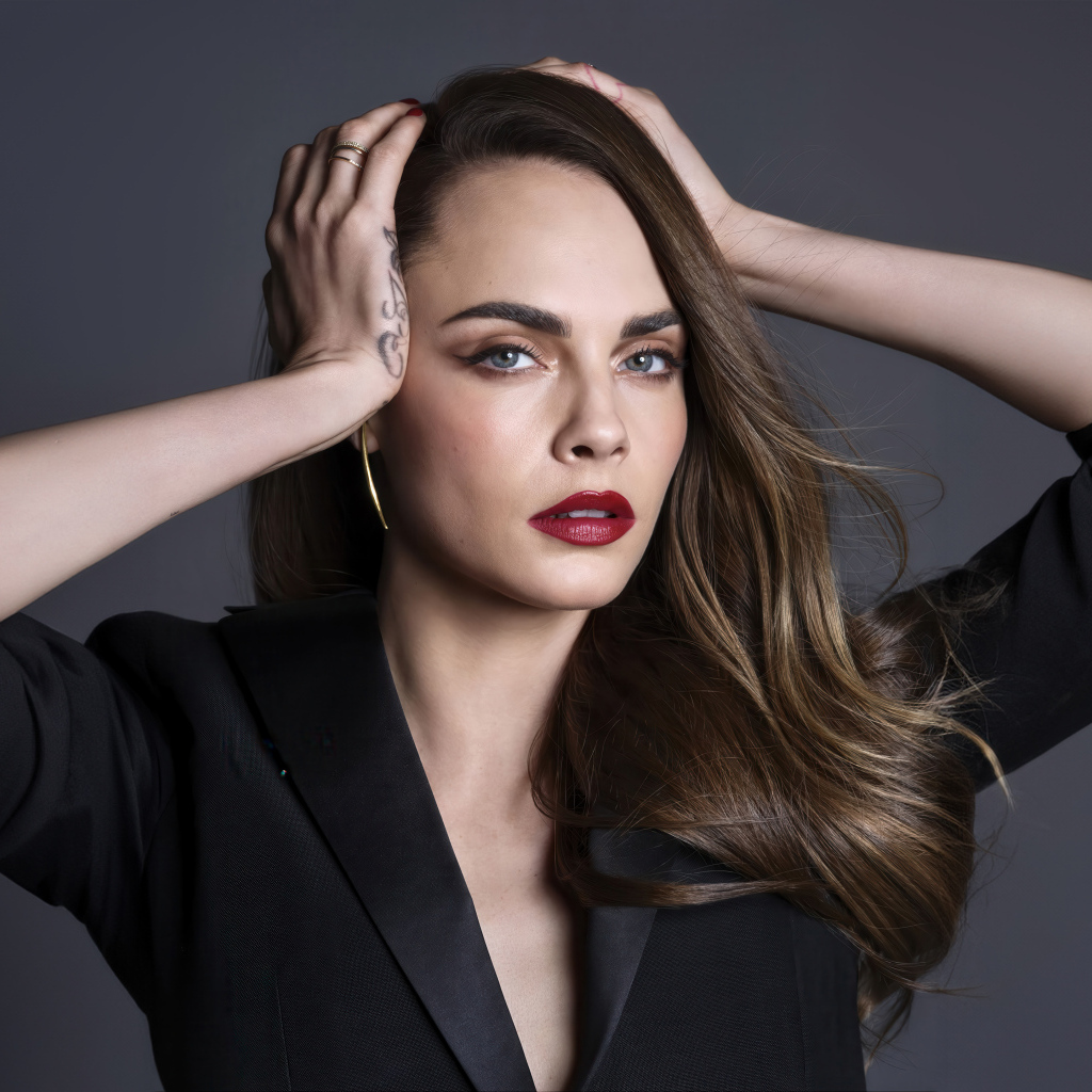 Красивая Кара Делевинь с руками на голове