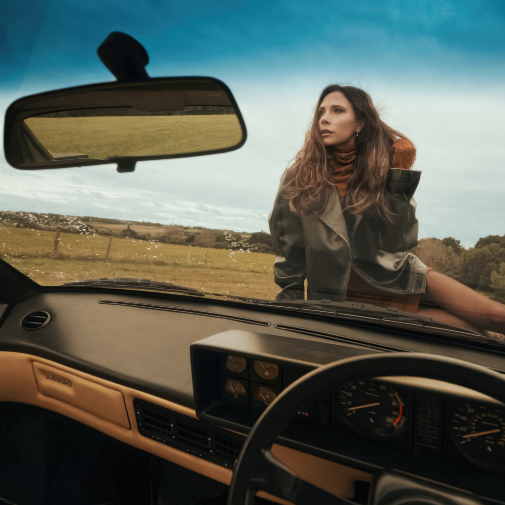 Красивая Виктория Бекхэм сидит на машине