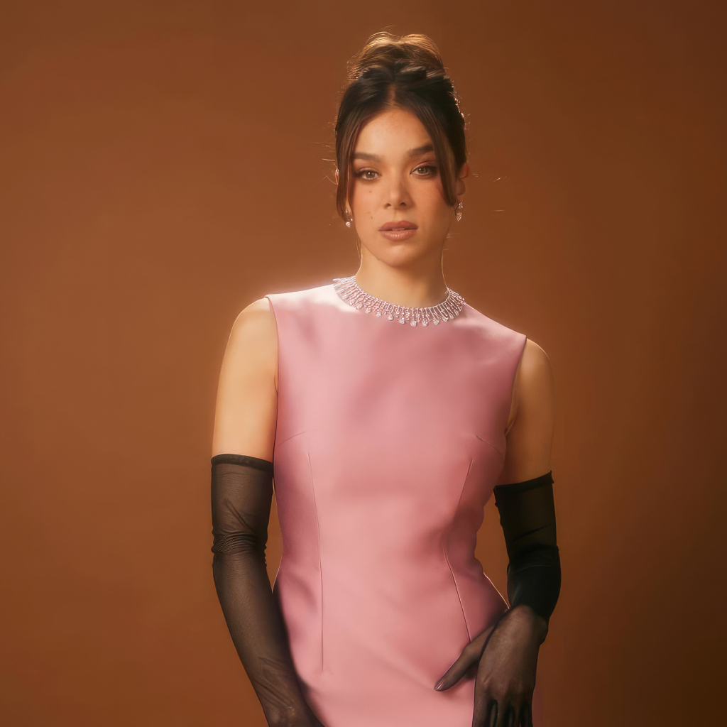 Красивая актриса Хейли Стейнфилд в розовом платье и черных перчатках