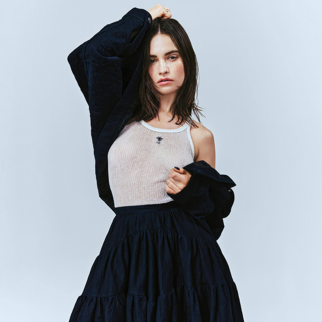 Красивая актриса Лили Джеймс стоит у стены