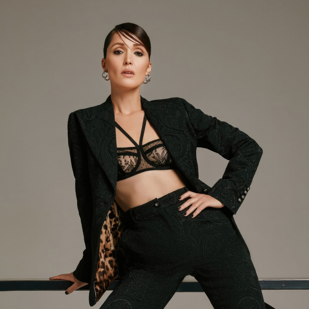 Красивый черный костюм на актрисе Роуз Бёрн