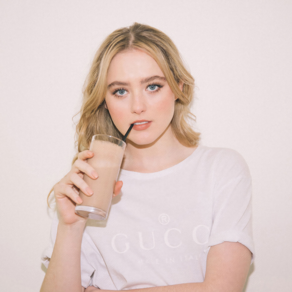 Красивая блондинка Кэтрин Ньютон  с напитком в руках