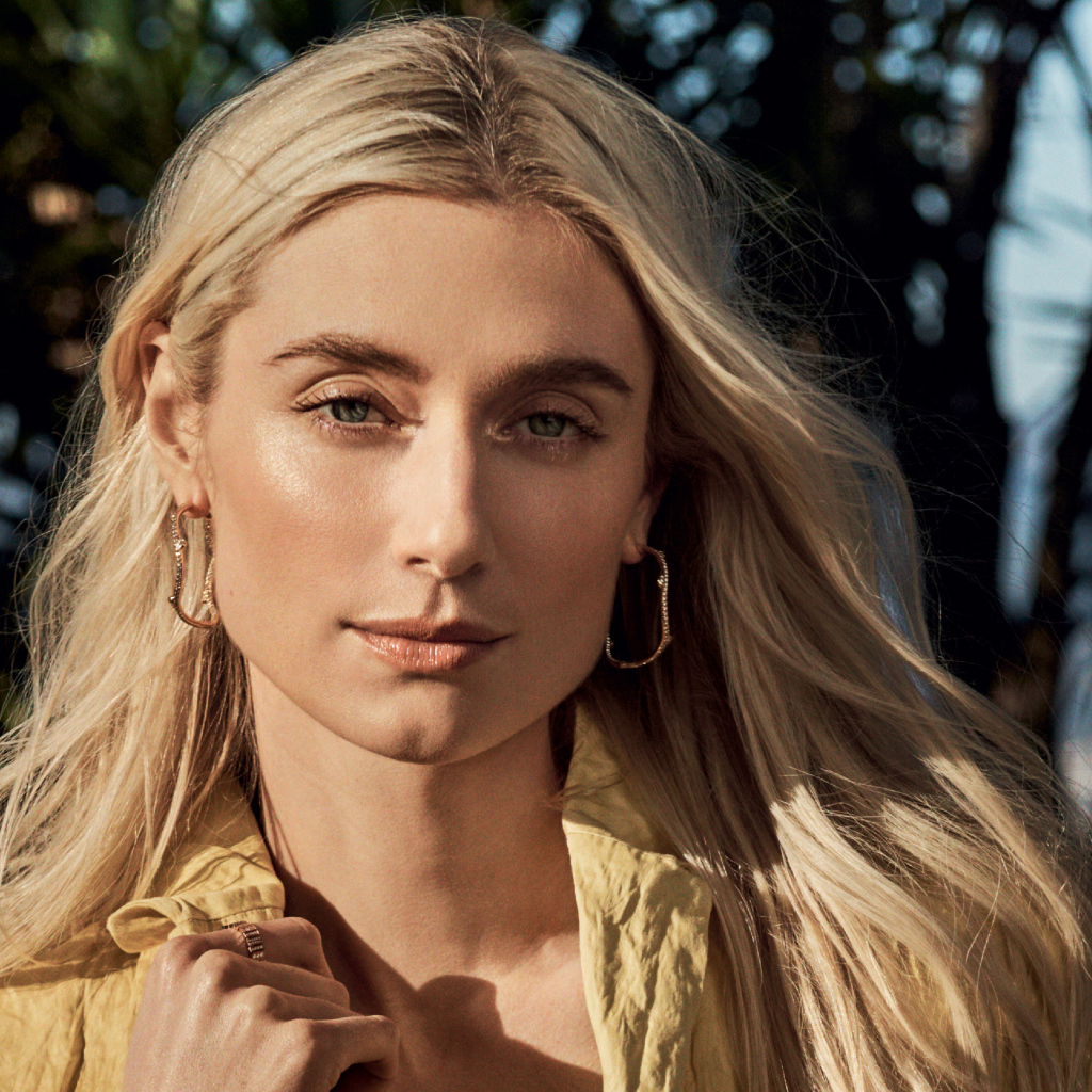 Красивая блондинка актриса Элизабет Дебики