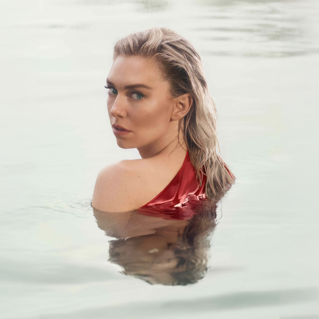 Красивая блондинка актриса Ванесса Кирби в воде