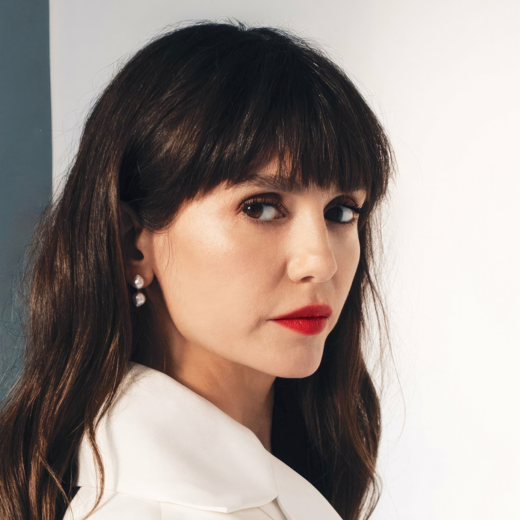 Красивая кареглазая девушка актриса Нина Добрев