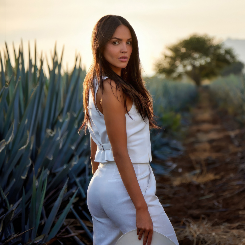 Красивая девушка актриса Эйса Гонсалес в белом костюме