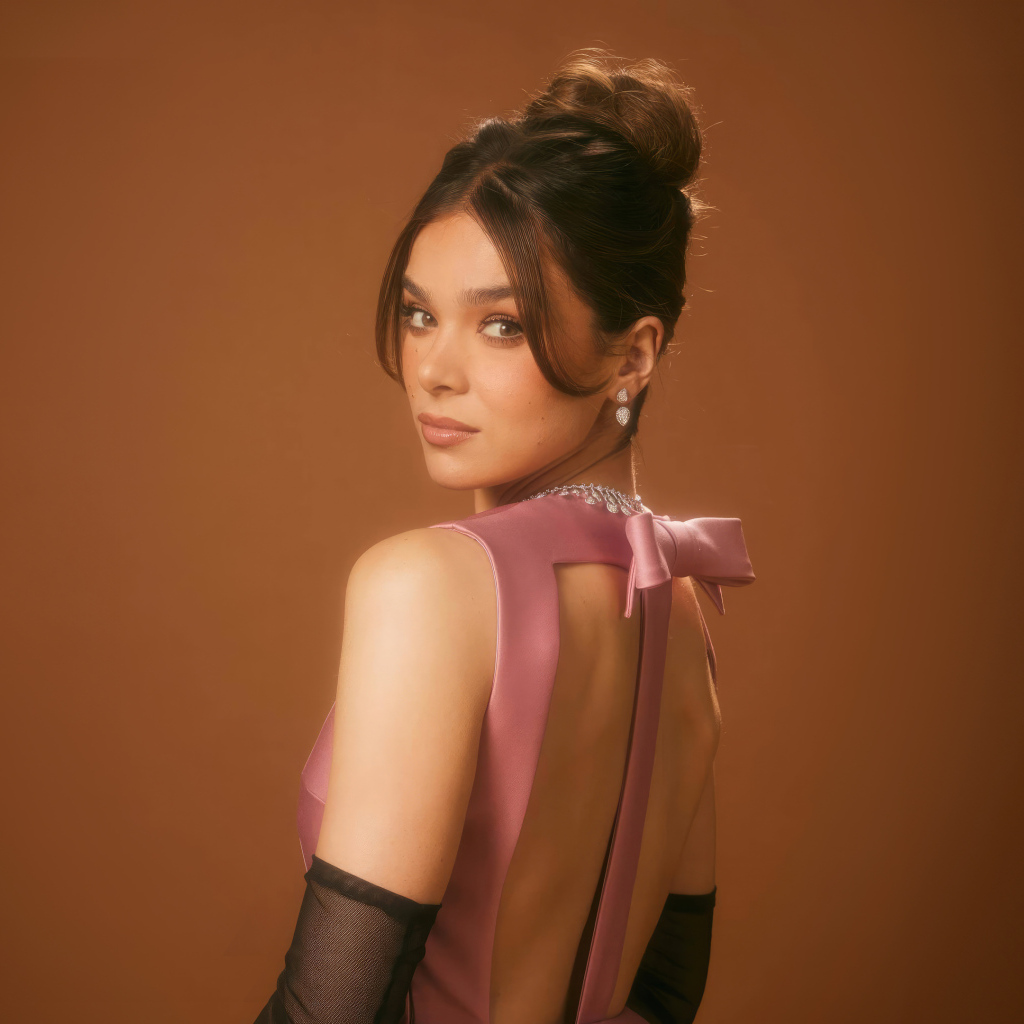 Красивая девушка актриса Хейли Стейнфилд с прической на голове