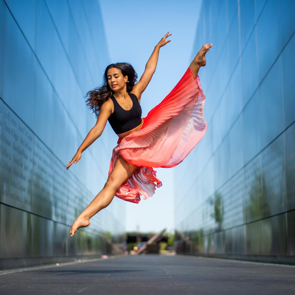 Красивая девушка делает красивый прыжок 