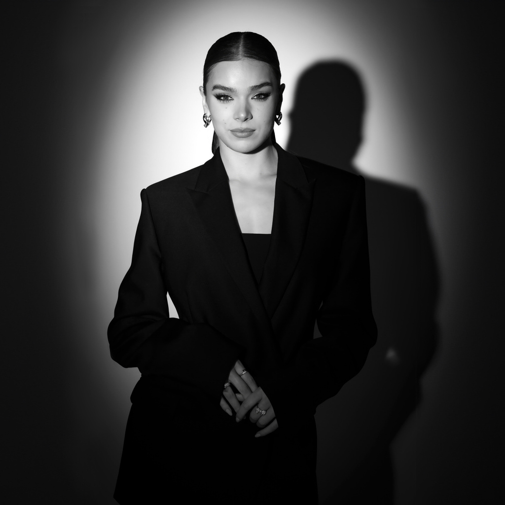 Черно-белое фото актрисы Хейли Стейнфилд