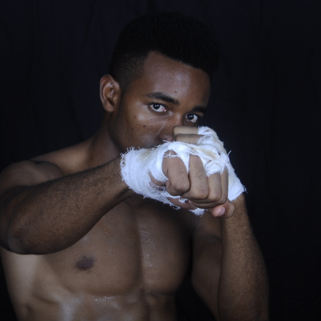 Темнокожий мужчина боксер 