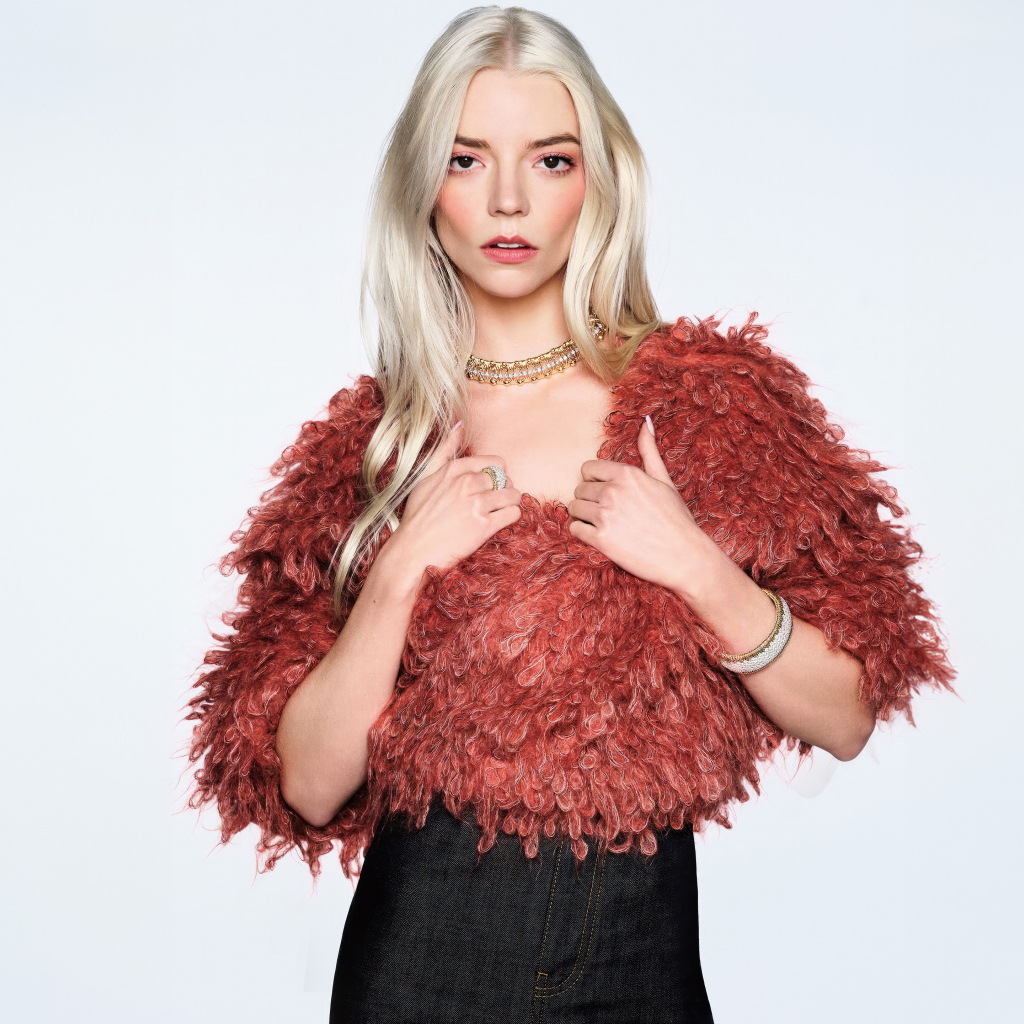 Блондинка Аня Тейлор-Джой на сером фоне