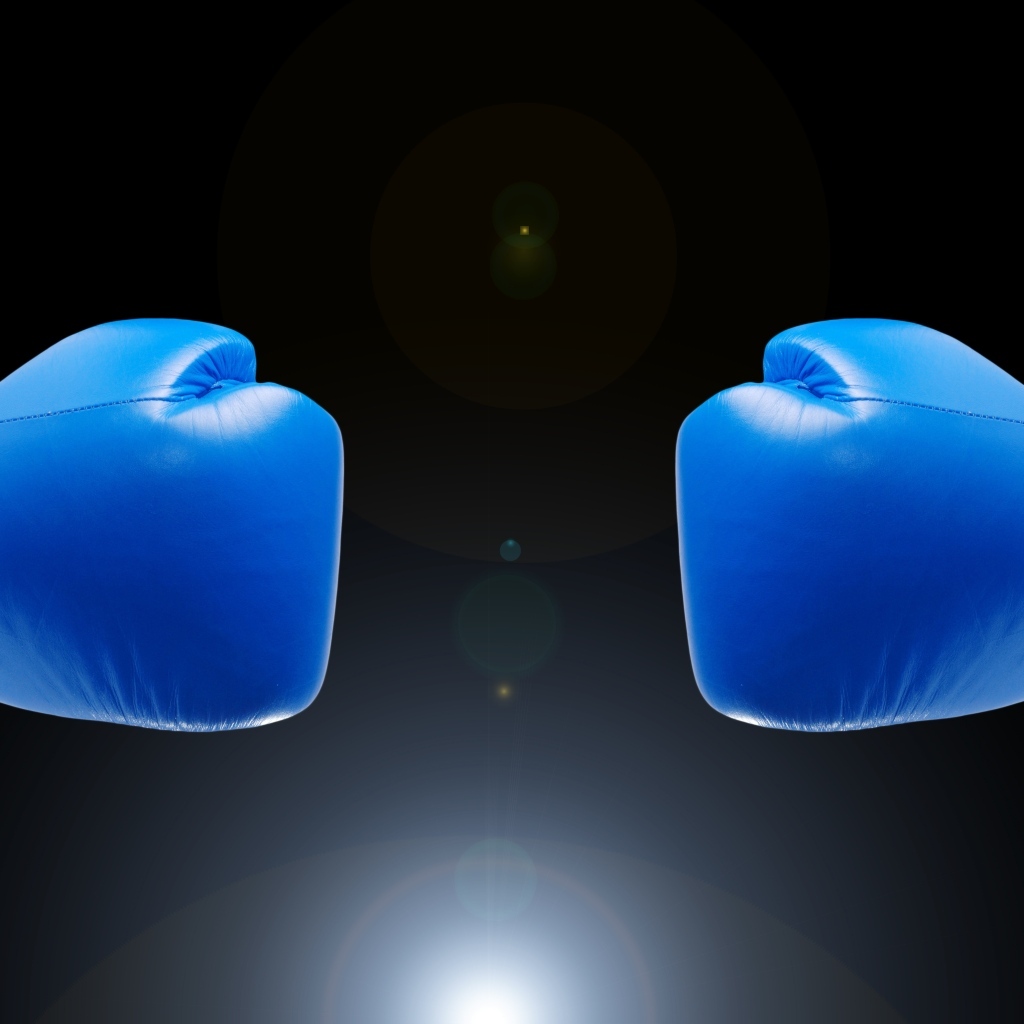 Синие боксерские перчатки на черном фоне