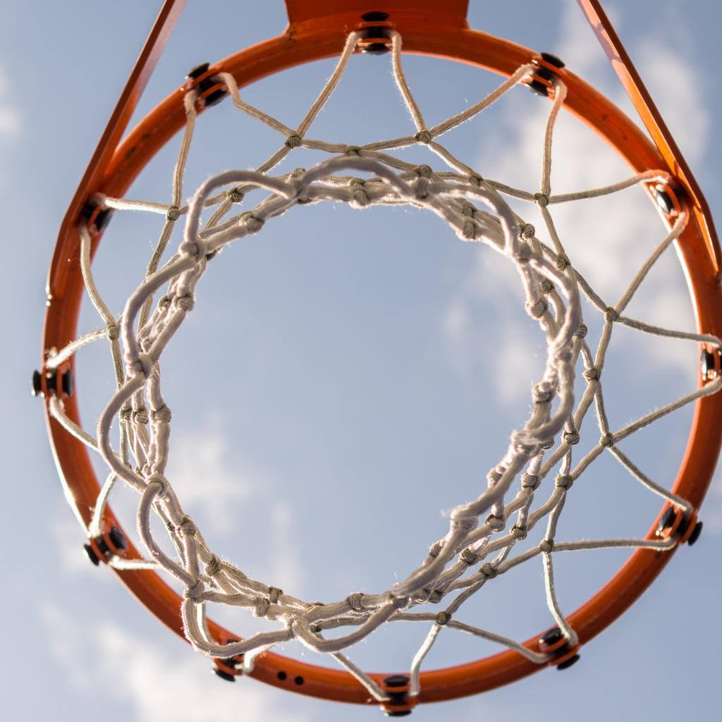 Вид снизу на баскетбольное кольцо