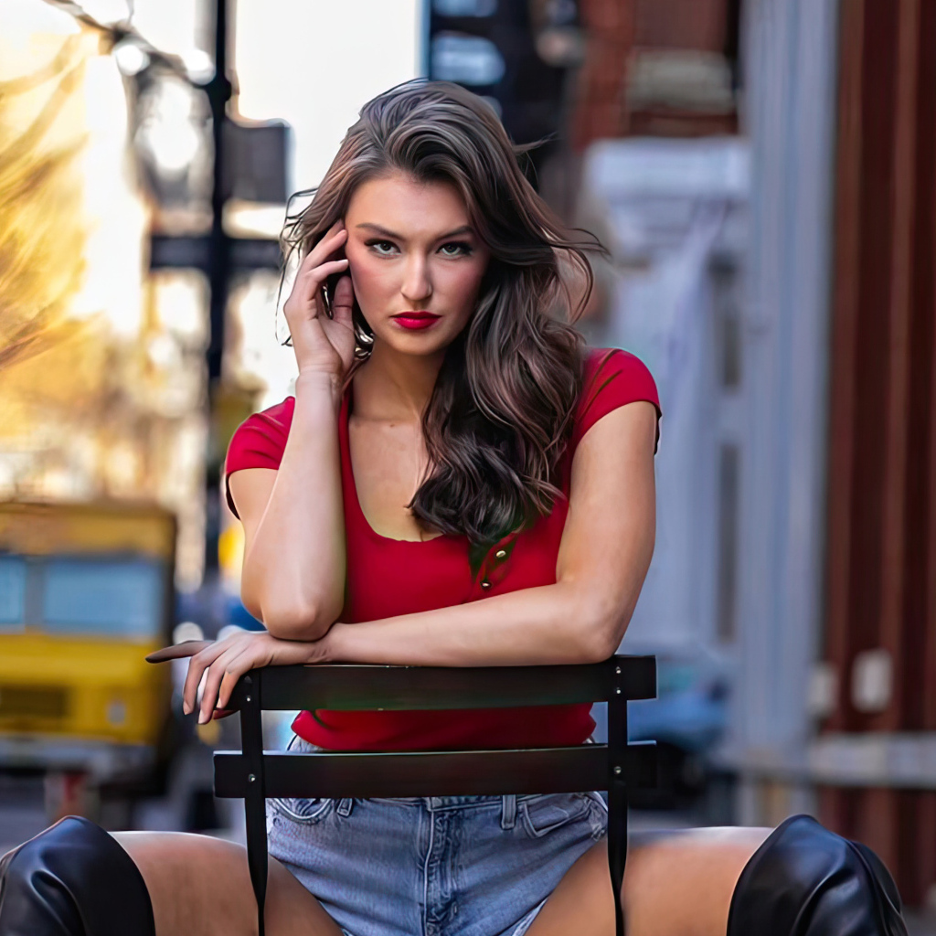 Яркая девушка Рейчел Пиццолато сидит на стуле