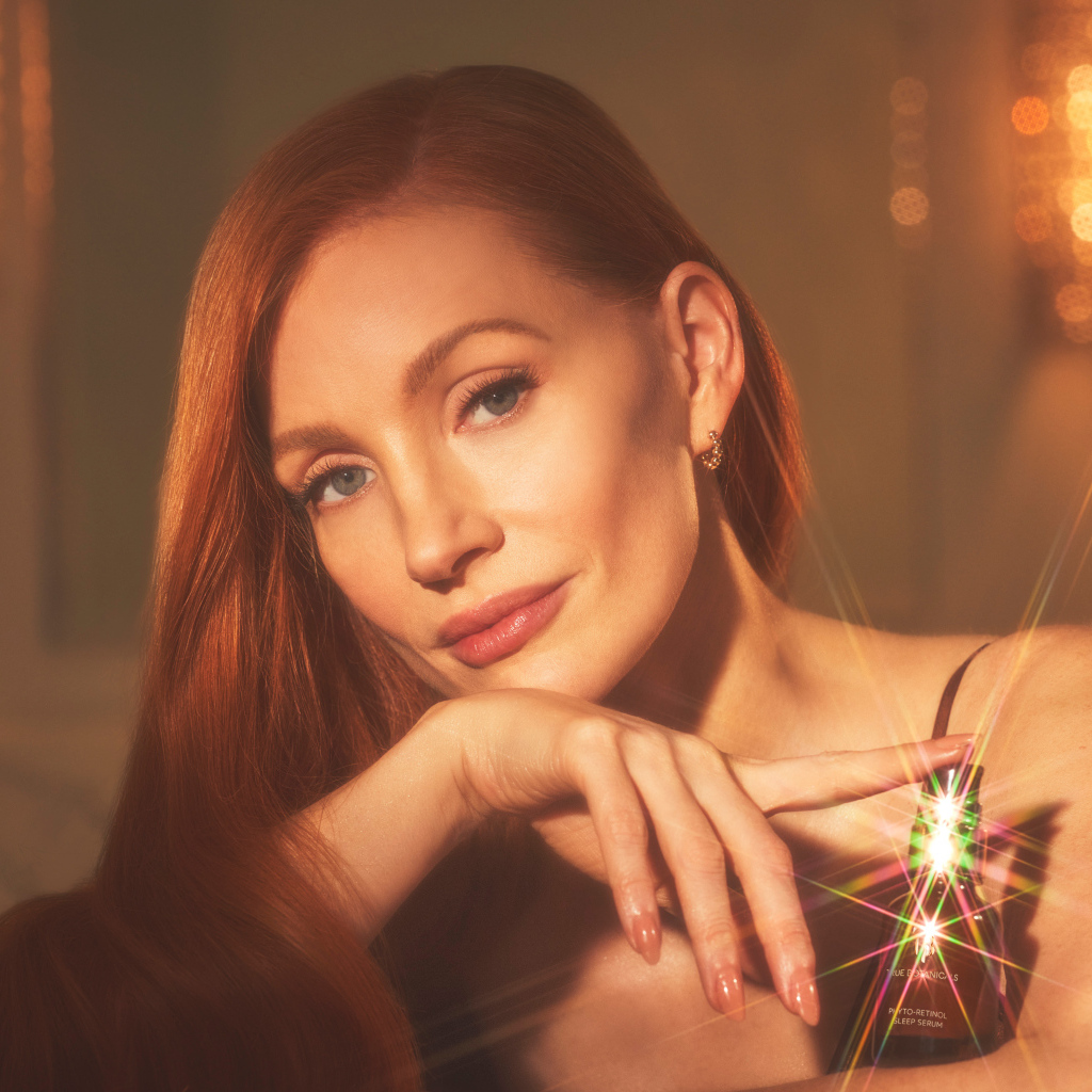 Яркая рыжеволосая девушка актриса Джессика Честейн