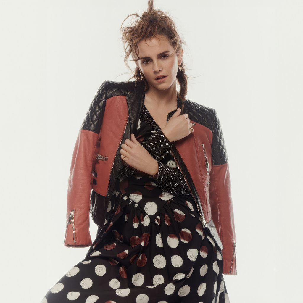 Британская актриса Эмма Уотсон на сером фоне