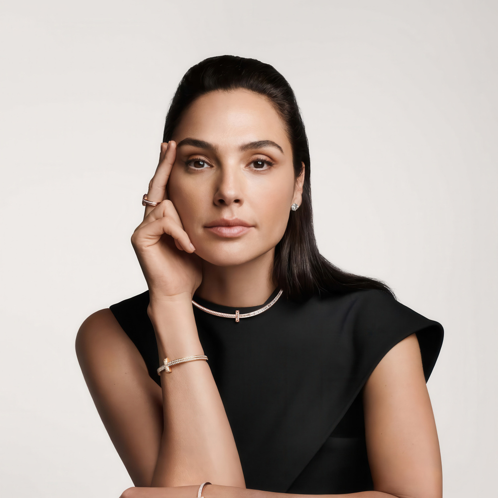 Кареглазая Галь Гадот с украшениями в черном платье