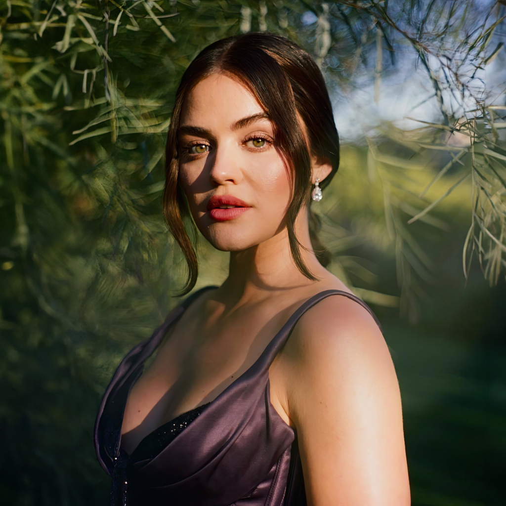 Брюнетка Люси Хейл в лучах солнца