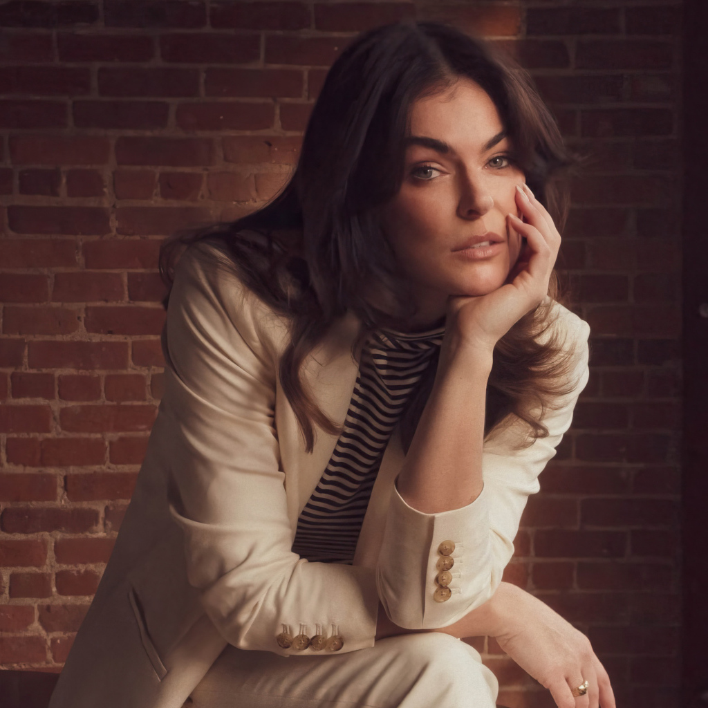 Канадская актриса Серинда Суон в белом костюме