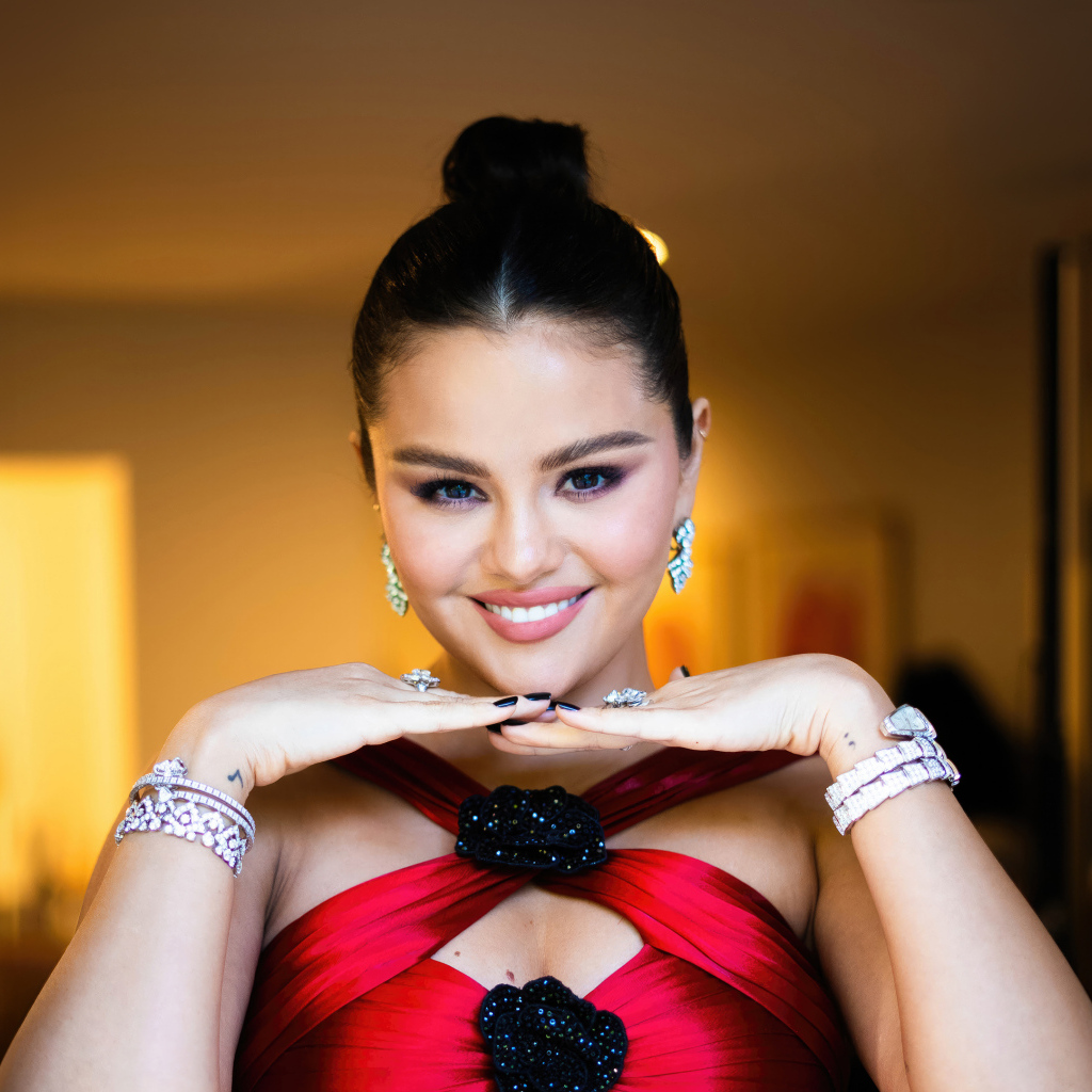 Очаровательная улыбка молодой девушки Селены Гомес