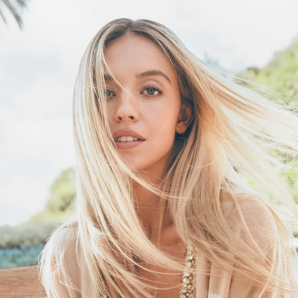 Милая блондинка с длинными волосами Сидни Суини