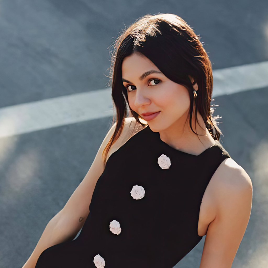 Милая кареглазая брюнетка актриса Виктория Джастис