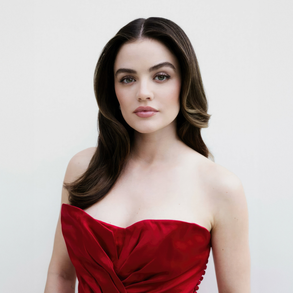 Милая брюнетка актриса Люси Хейл в красном платье