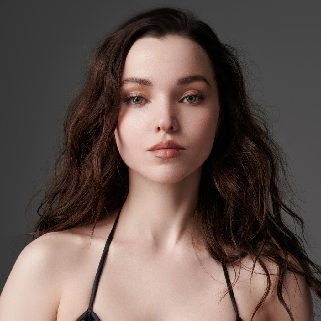 Милое лицо девушки Дав Кэмерон на сером фоне