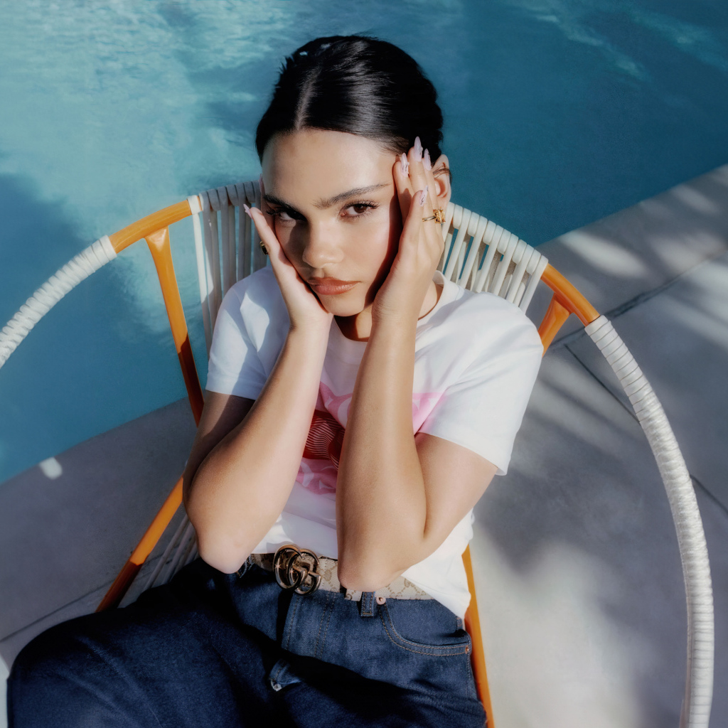 Милая девушка Ариана Гринблатт на кресле у бассейна