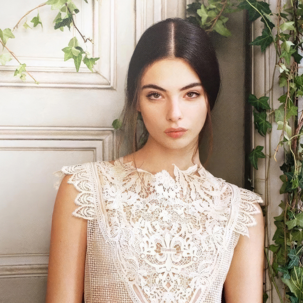 Милая девушка Дева Кассель стоит у стены